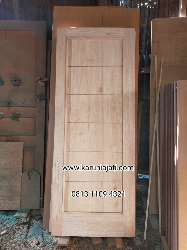 Pintu kayu meranti