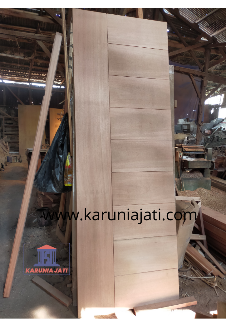 Pintu kayu kamper